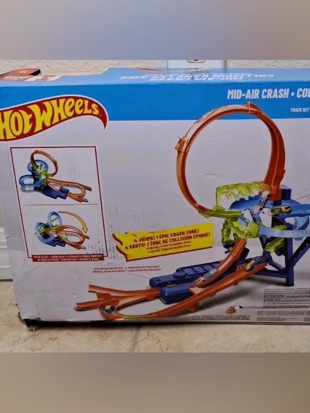 Hot Wheels Stunt Tracks Mid-Air Crash Playset with 1:64 Scale Die-Cast Toy